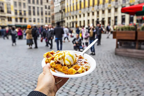 Brüksel, Belçika - Mayıs 2019: Tabağında dondurma olan Belçika Waffle 'ları, bulanık Grote Markt arka planı, Brüksel, Belçika