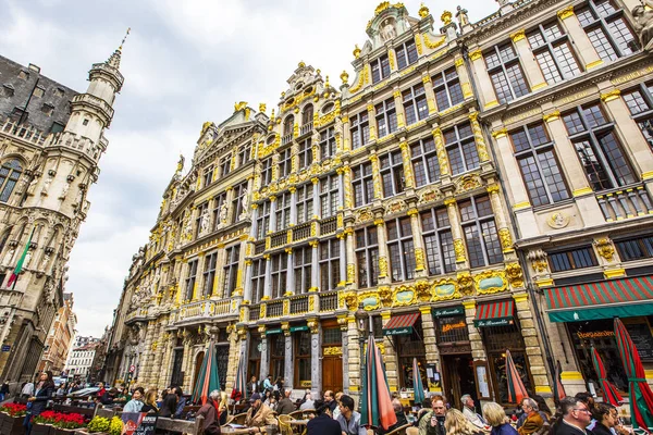 Grand Place 'deki İnsanlar (Grote Markt), Brüksel, Belçika