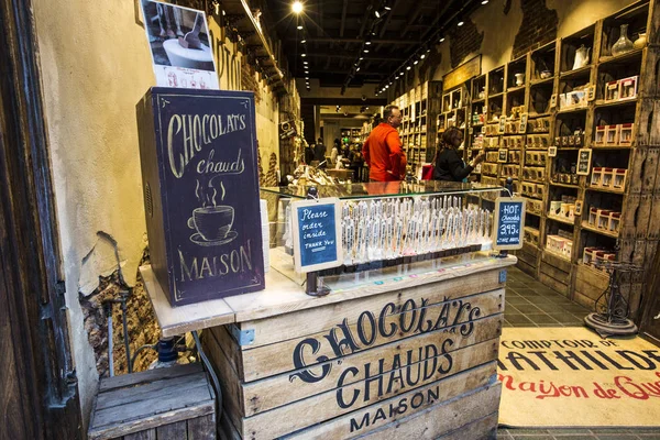 Brüksel, Belçika - Mayıs 2019: Brüksel şehir merkezinde çikolata ve tatlı ların büyük seçenekleriyle geleneksel Çikolata ve şekerleme dükkanı