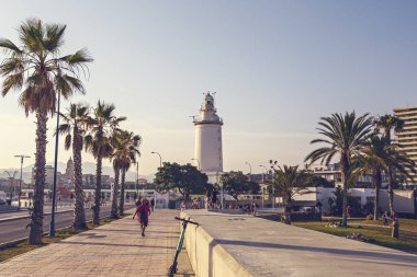 Malaga, İspanya - Haziran 2019: Malaga Deniz Feneri manzaralı deniz boyunca geçit, La Farola, Malagueta plajı, Endülüs, İspanya