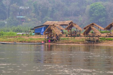 Luang Prabang, Laos - Nisan 2019: Laos kırsal bölgesinde Mekong nehri üzerinde yüzen köy