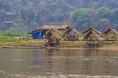 Luang Prabang, Laos - Nisan 2019: Laos kırsal bölgesinde Mekong nehri üzerinde yüzen köy