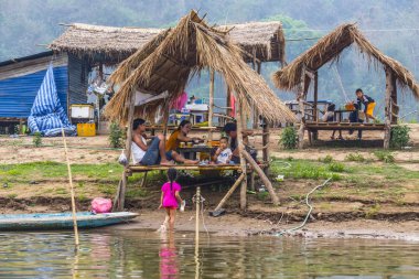 Luang Prabang, Laos - Nisan 2019: Laos kırsal bölgesinde Mekong nehri üzerinde yüzen köy