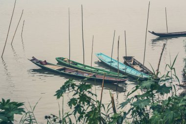 Luang Prabang, Güney Doğu Asya 'daki Mekong Nehri' nde geleneksel uzun botlar, Laos