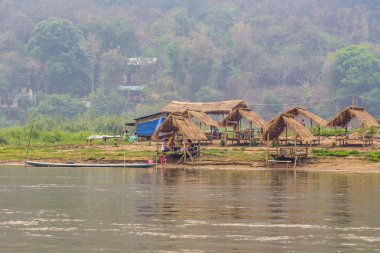 Luang Prabang, Laos - Nisan 2019: Laos kırsal bölgesinde Mekong nehri üzerinde yüzen köy