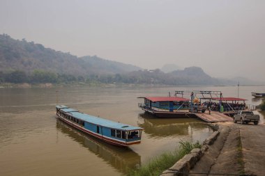 Luang Prabang, Güney Doğu Asya 'daki Mekong Nehri' nde geleneksel uzun botlar, Laos