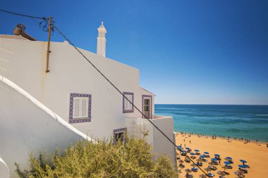 Albufeira, Portekiz - Haziran 2019: Albufeira plajı havadan görünümü (Praia do Peneco), Güney Portekiz
