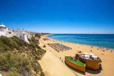 Albufeira, Portekiz - Haziran 2019: Albufeira plajı havadan görünümü (Praia do Peneco), Güney Portekiz