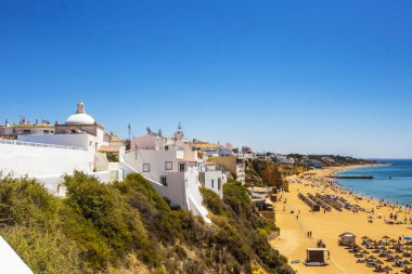 Albufeira, Portekiz - Haziran 2019: Albufeira plajı havadan görünümü (Praia do Peneco), Güney Portekiz