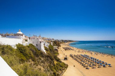 Albufeira, Portekiz - Haziran 2019: Albufeira plajı havadan görünümü (Praia do Peneco), Güney Portekiz