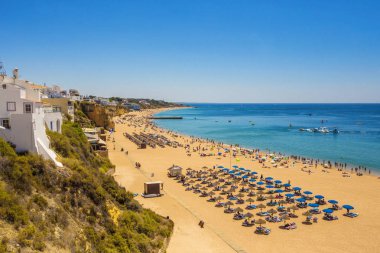 Albufeira, Portekiz - Haziran 2019: Albufeira plajı havadan görünümü (Praia do Peneco), Güney Portekiz