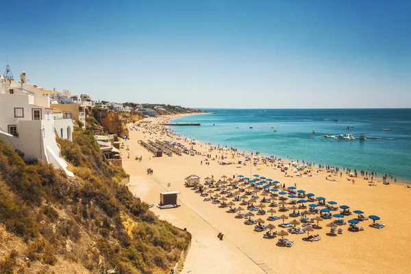 Albufeira, Portekiz - Haziran 2019: Albufeira plajı havadan görünümü (Praia do Peneco), Güney Portekiz