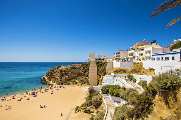 Albufeira, Portekiz - Haziran 2019: Albufeira plajı havadan görünümü (Praia do Peneco), Güney Portekiz