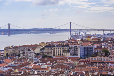 Lizbon, Portekiz - Temmuz 2019: Manastır bakış açısından Lizbon şehrinin panoramik görünümü, Lizbon, Portekiz