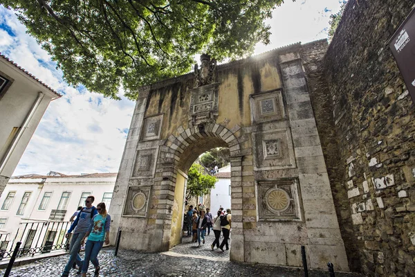 ポルトガルリスボンのサンホルヘ城への石門 — ストック写真