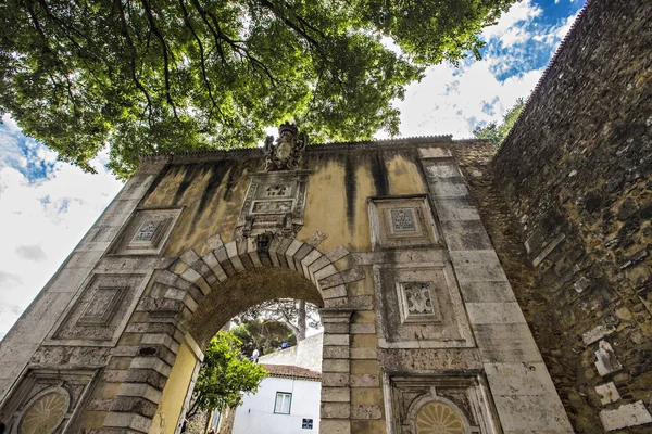 葡萄牙里斯本Sao Jorge城堡的石门 — 图库照片
