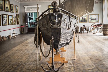 Tuna Deltası Vilkovo 'daki Sanatçı O. Sharonov Tarihi ve Bölgesel Müzesi. Kazakların Vilkovo 'ya yelken açtığı eski tahta tekne. Vilkovo, Ukrayna