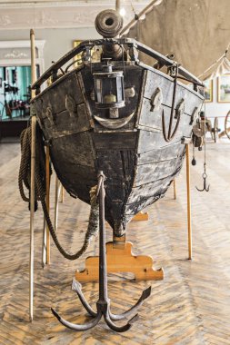 Tuna Deltası Vilkovo 'daki Sanatçı O. Sharonov Tarihi ve Bölgesel Müzesi. Kazakların Vilkovo 'ya yelken açtığı eski tahta tekne. Vilkovo, Ukrayna