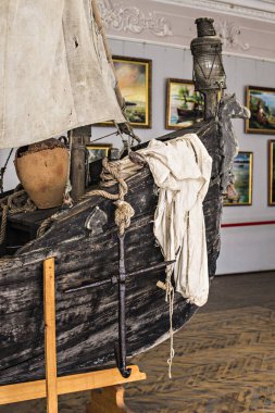 Tuna Deltası Vilkovo 'daki Sanatçı O. Sharonov Tarihi ve Bölgesel Müzesi. Kazakların Vilkovo 'ya yelken açtığı eski tahta tekne. Vilkovo, Ukrayna