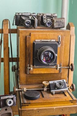 KIEV, UKRAINE - Nisan 2019: Tahta ve metalden yapılmış eski bir stüdyo kamerası, Kiev, Ukrayna