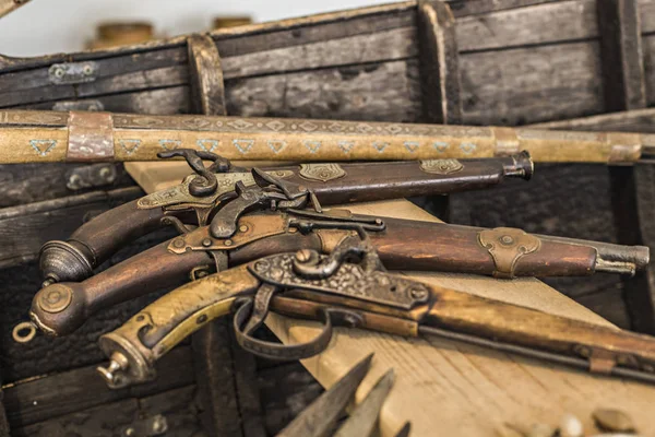 乌克兰艺术家O Sharonov历史和地区博物馆的老式木制枪炮 — 图库照片