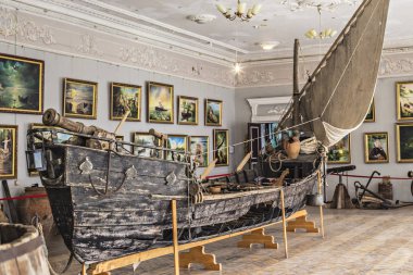 Tuna Deltası Vilkovo 'daki Sanatçı O. Sharonov Tarihi ve Bölgesel Müzesi. Kazakların Vilkovo 'ya yelken açtığı eski tahta tekne. Vilkovo, Ukrayna