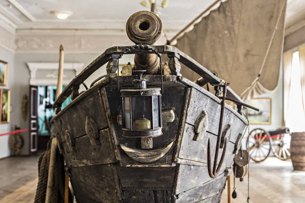 Tuna Deltası Vilkovo 'daki Sanatçı O. Sharonov Tarihi ve Bölgesel Müzesi. Kazakların Vilkovo 'ya yelken açtığı eski tahta tekne. Vilkovo, Ukrayna