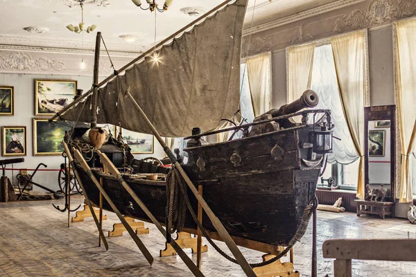 Tuna Deltası Vilkovo 'daki Sanatçı O. Sharonov Tarihi ve Bölgesel Müzesi. Kazakların Vilkovo 'ya yelken açtığı eski tahta tekne. Vilkovo, Ukrayna