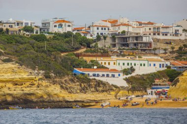 Algarve, Portekiz - Temmuz 2019: Algarve kıyısındaki küçük kasaba, Lagos, Portekiz