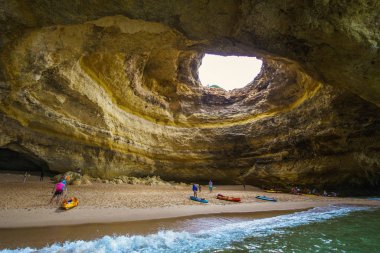 Lagos, Portekiz-Temmuz 2019: Binagil Grotto, Algarve