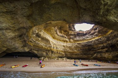 Lagos, Portekiz-Temmuz 2019: Binagil Grotto, Algarve