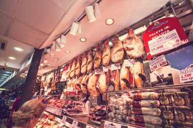 Madrid, İspanya - Haziran 2019: Madrid'de Museo de Jamon. Geleneksel İspanyol Jamon, Madrid, İspanya büyük seçim satan dükkan ve Müze İçişleri
