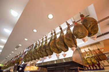 Madrid, İspanya - Haziran 2019: Madrid'de Museo de Jamon. Geleneksel İspanyol Jamon, Madrid, İspanya büyük seçim satan dükkan ve Müze İçişleri