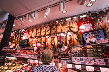 Madrid, İspanya - Haziran 2019: Madrid'de Museo de Jamon. Geleneksel İspanyol Jamon, Madrid, İspanya büyük seçim satan dükkan ve Müze İçişleri