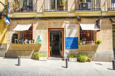Madrid, İspanya - Haziran 2018: Madrid, İspanya 'da geleneksel İspanyol sokak kafesi