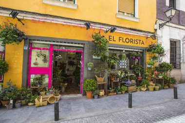 Madrid, İspanya - Haziran 2019: Madrid city, İspanya'daki Çiçekçi dükkanının güzel dış cephesi