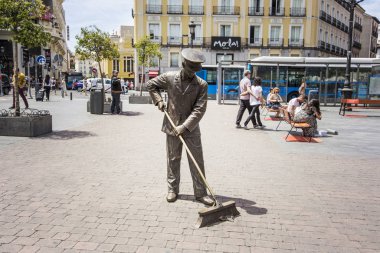 Madrid, İspanya - Haziran 2018: Sokak süpürücü bronz heykel, Madrid sokak süpürücüleri onuruna anıt, Jacinto Benavente meydanı, Madrid, İspanya