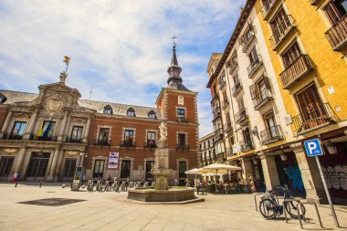 Madrid, İspanya - Haziran 2018: Madrid şehir merkezinde Plaza Mayor Square, İspanya yakınlarındaki geleneksel İspanyol mimarisi 