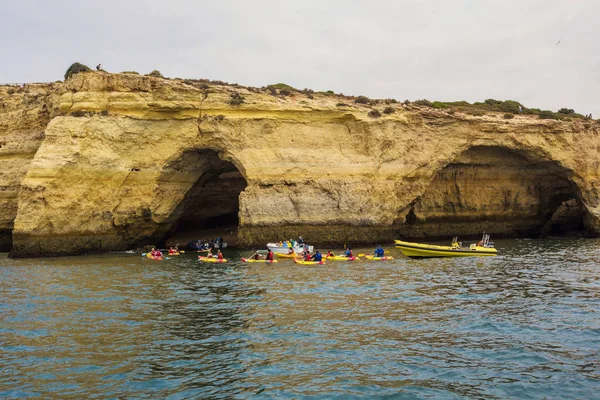 Lagos Portugal Julho 2019 Pessoas Com Pranchas Jantar Caiaques Que — Fotografia de Stock