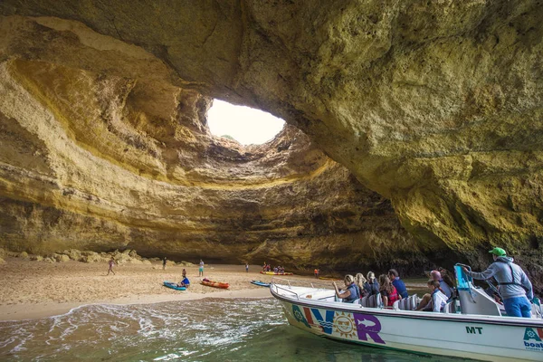 Lagos Portugalsko Červenec 2019 Lidé Sacím Prkny Kajaky Navštěvující Jeskyni — Stock fotografie