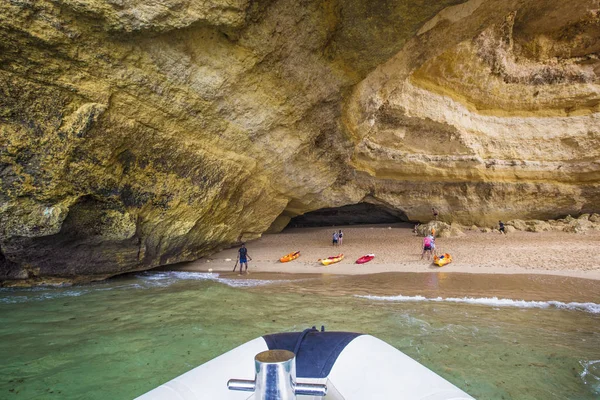 Lagos Portugal Julho 2019 Pessoas Com Pranchas Jantar Caiaques Que — Fotografia de Stock