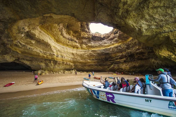 Lagos Portugalsko Červenec 2019 Lidé Sacím Prkny Kajaky Navštěvující Jeskyni — Stock fotografie