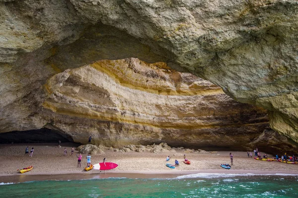 Lagos Portugal Julho 2019 Pessoas Com Pranchas Jantar Caiaques Que — Fotografia de Stock