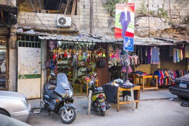 Trablus, Lübnan - Ekim 2018: Sokak pazarı, ikinci el pazarı, Trablus 'un eski kenti Lübnan' daki eski çarşı