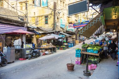 Dar pazar caddesi, Trablus 'ta pazarda insanlar. Eski Pazar (Souk Al-Harajb), Lübnan 'ın Trablus kentindeki antik pazar 