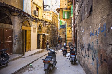 Eski Trablus şehrinin sokaklarında insanlar ve trafik. Lübnan 'ın merkezindeki Trablus' ta eski geleneksel Lübnan mimarisi
