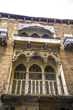 Beyrut, Lübnan - Ekim 2018: Beyrut şehir merkezinde geleneksel bir ev, Lübnan 'da güneş gözlüklü çok eski bir ev. Beyrut 'un merkezinde Lübnan mimarisi.