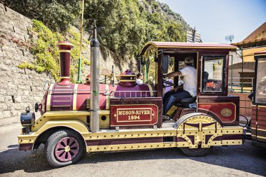 Jeita Grotto 'daki oyuncak tren turistleri Lübnan' daki farklı mağara katları arasına götürüyor.