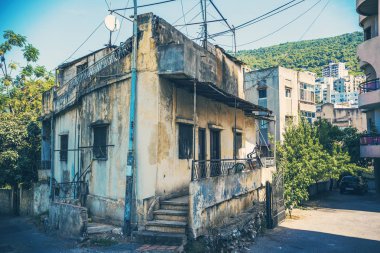 Beyrut 'ta geleneksel bir ev, çok eski bir ev, Lübnan' da terk edilmiş bir ev.