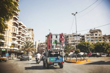 Eski Trablus şehrinin sokaklarında insanlar ve trafik. Lübnan 'ın merkezindeki Trablus' ta eski geleneksel Lübnan mimarisi